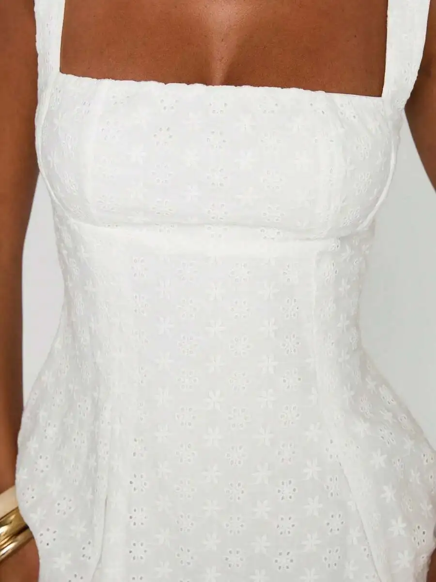 Womens Sleeveless Square Neck  - Embroidery Eyelet recension och pris